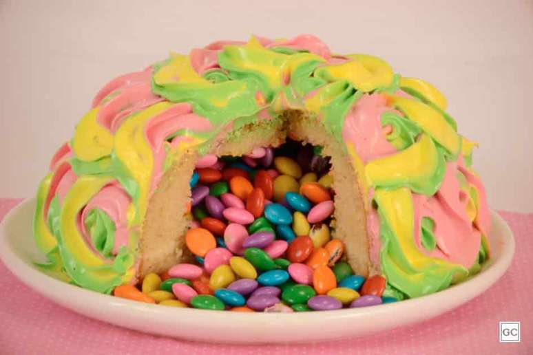 Bolo-pinhata | Foto: Guia da Cozinha