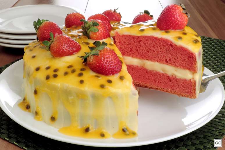 Bolo de morango e maracuj&aacute; | Foto: Guia da Cozinha