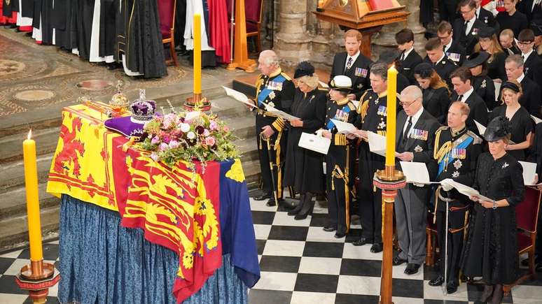 Cerimônia religiosa na Abadia de Westminster, o primeiro funeral de Estado desde 1965