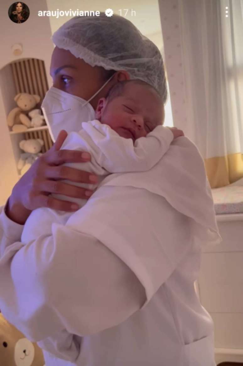 Joaquim, filho de Viviane Ara&uacute;jo, tirando uma soneca &ndash;