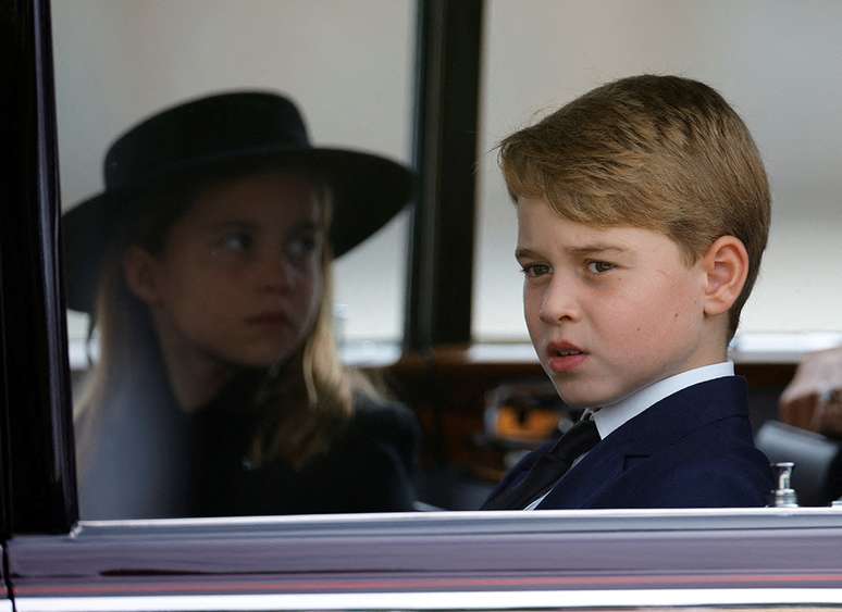 O príncipe George e a princesa Charlotte participaram da procissão no carro