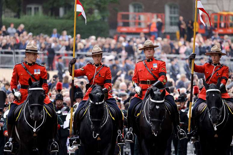 Membros da polícia montada do Canadá, país onde o monarca britânico ainda é chefe de Estado, também participaram da procissão
