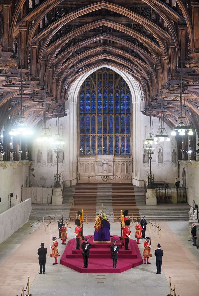 No hall de Westminster, guardas vigiaram o caixão da rainha em cerimônia solene