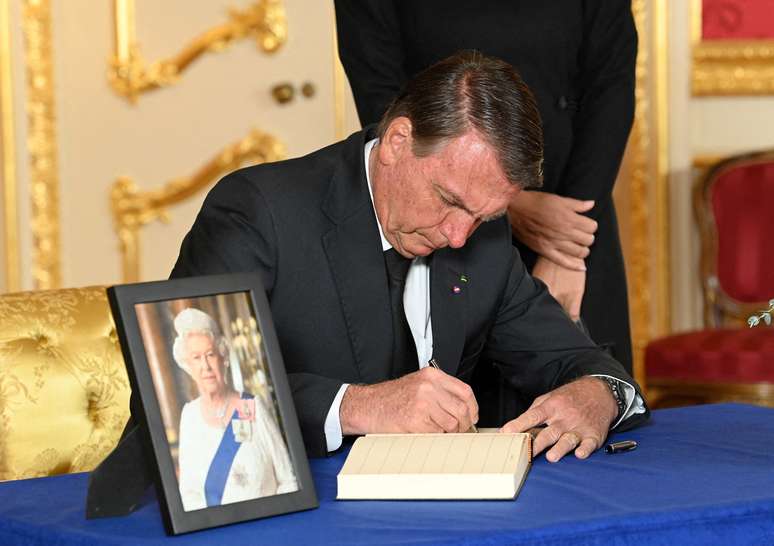 Jair Bolsonaro (PL) ao assinar o livro de condolências do funeral da rainha Elizabeth II 