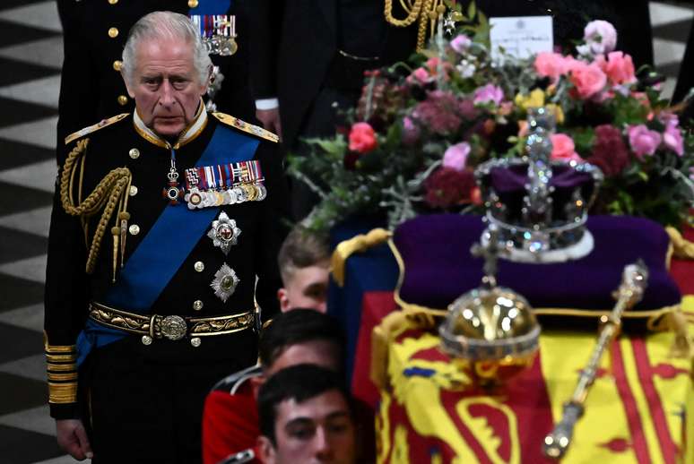 Rei Charles III ao lado do caixão da mãe, rainha Elizabeth II 