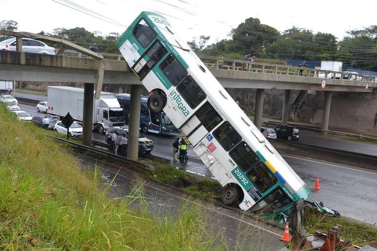 Acidente com ônibus na Br 324, em Salvador, BA, nesta segunda -feira, 19