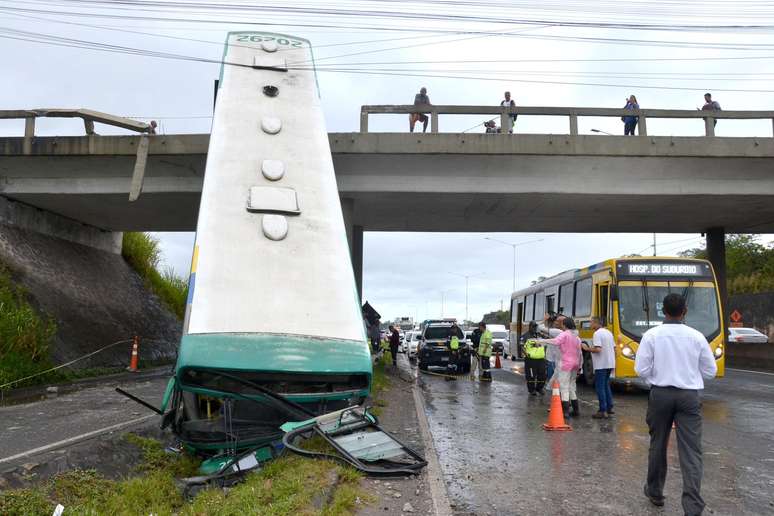 Acidente com ônibus na Br 324, em Salvador, BA, nesta segunda -feira, 19