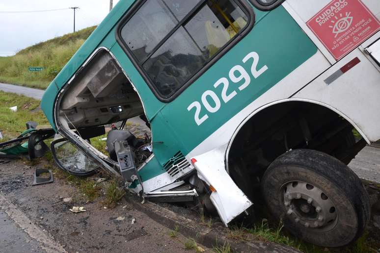 Acidente com ônibus na Br 324, em Salvador, BA, nesta segunda -feira, 19