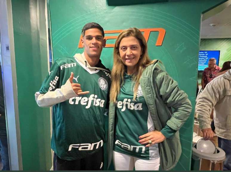 Luva de Pedreiro e Leila Pereira posaram para foto após a vitória do Palmeiras sobre o Santos.