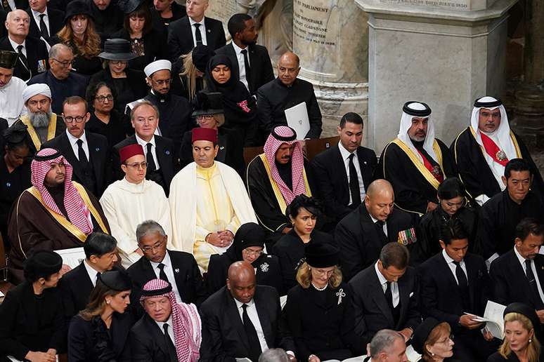 Fotografia colorida mostra líderes mundiais na cerimônia do funeral da rainha