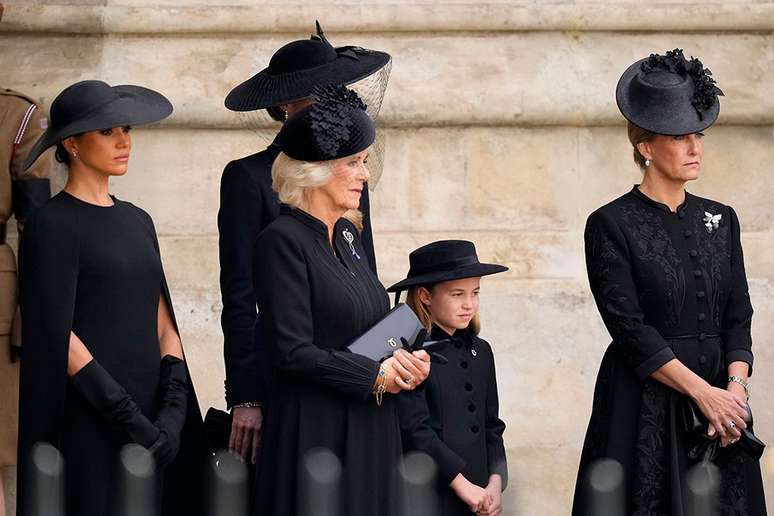 Fotografia colorida mostra as mulheres da família real