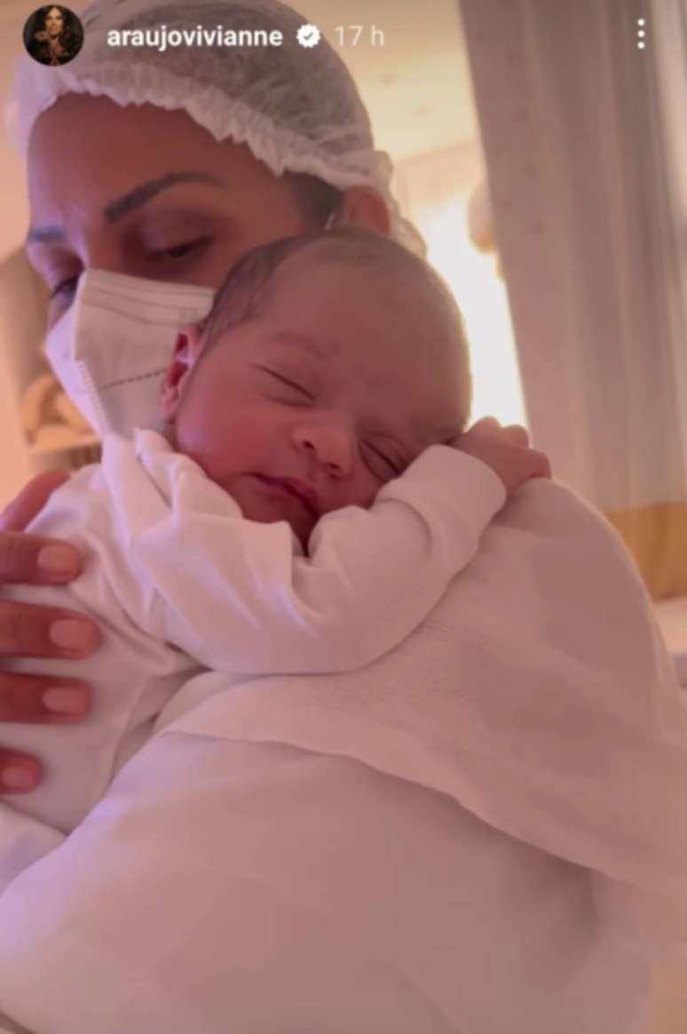 Filho de Viviane Ara&uacute;jo tirando uma soneca &ndash;