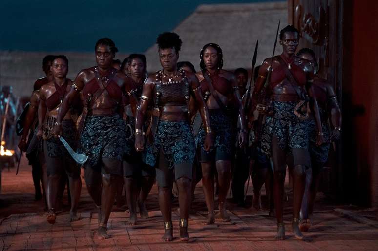 Em "A Mulher Rei", Viola Davis lidera um grupo de guerreiras do reino de Daomé, que teria existido no século 19.