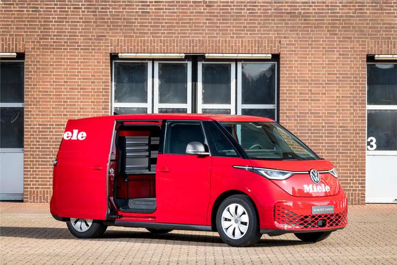 VW exibe novas versões da Kombi elétrica.