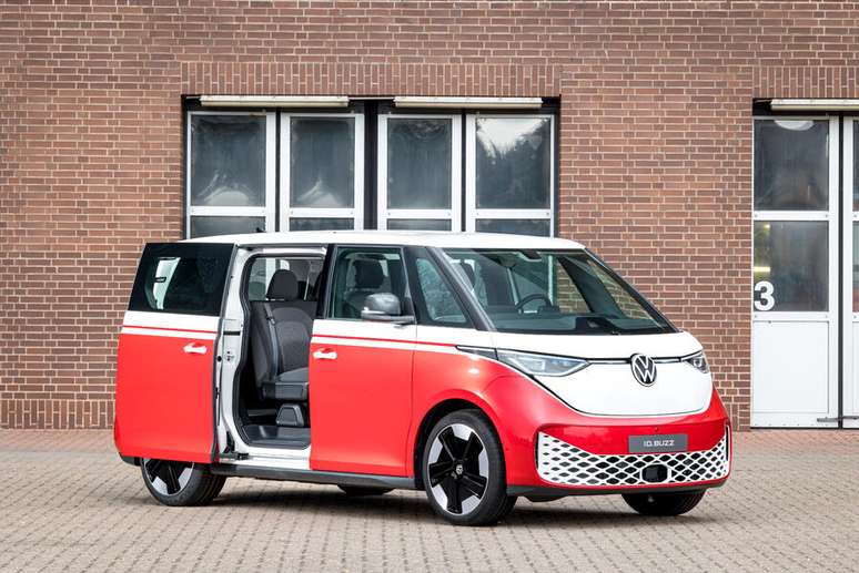 VW exibe novas versões da Kombi elétrica.