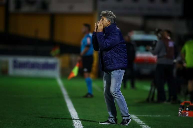 Renato Gaúcho ainda pensa no time que vai colocar em campo diante do Sport (Foto: Lucas Uebel / Grêmio)