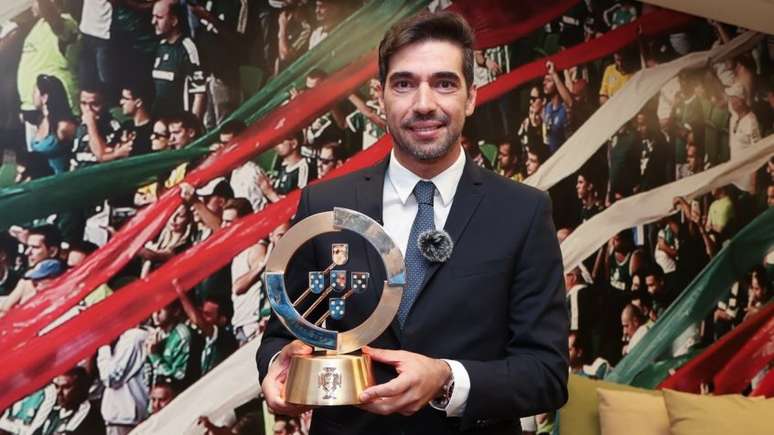 Abel Ferreira recebe Prêmio Quinas de Ouro de 2022 (Foto: Fabio Menotti/Palmeiras)