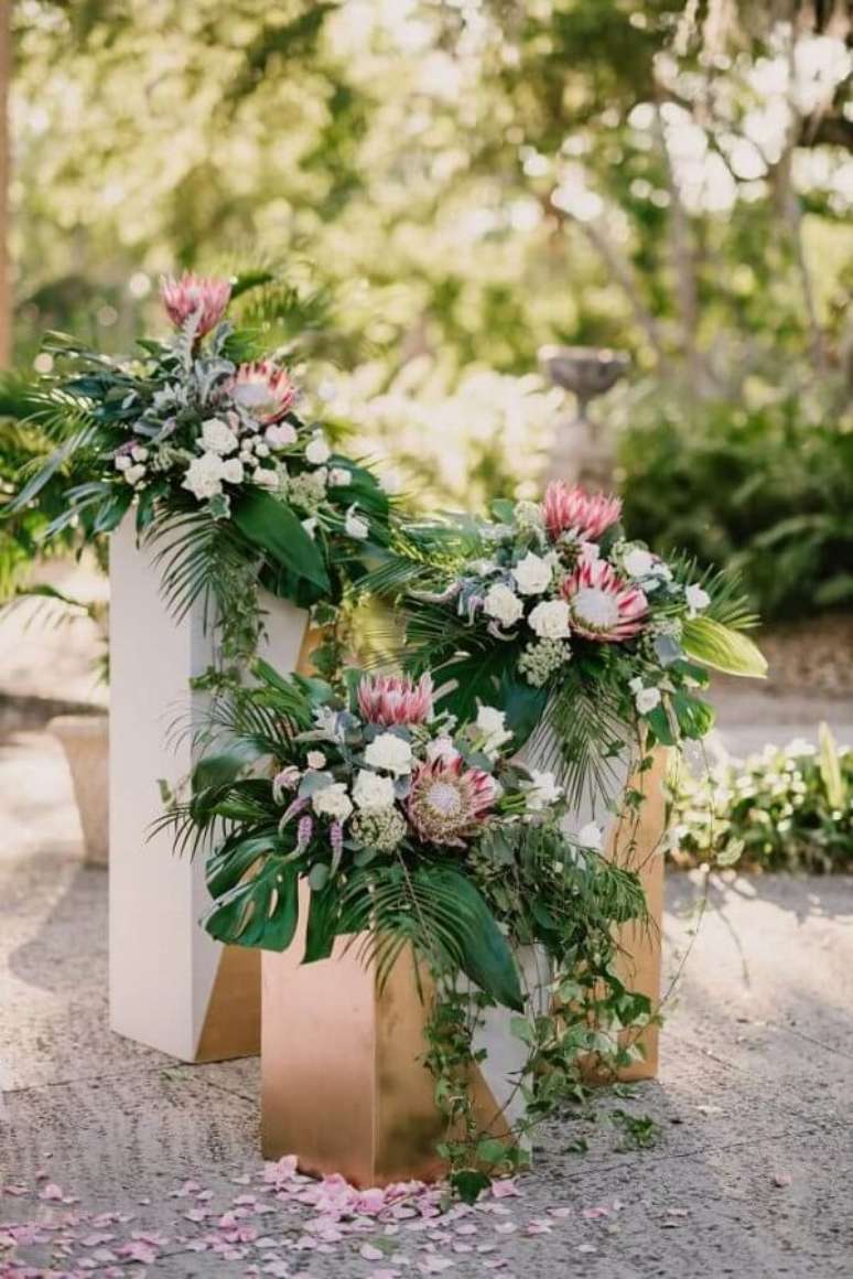 26. Vasos decorados com proteas alegram a cerimonia de casamento. Fonte: Salve a Noiva