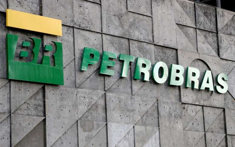 Logo da Petrobras na fachada da sede da empresa, no Brasil. REUTERS/Sergio Moraes/File Photo