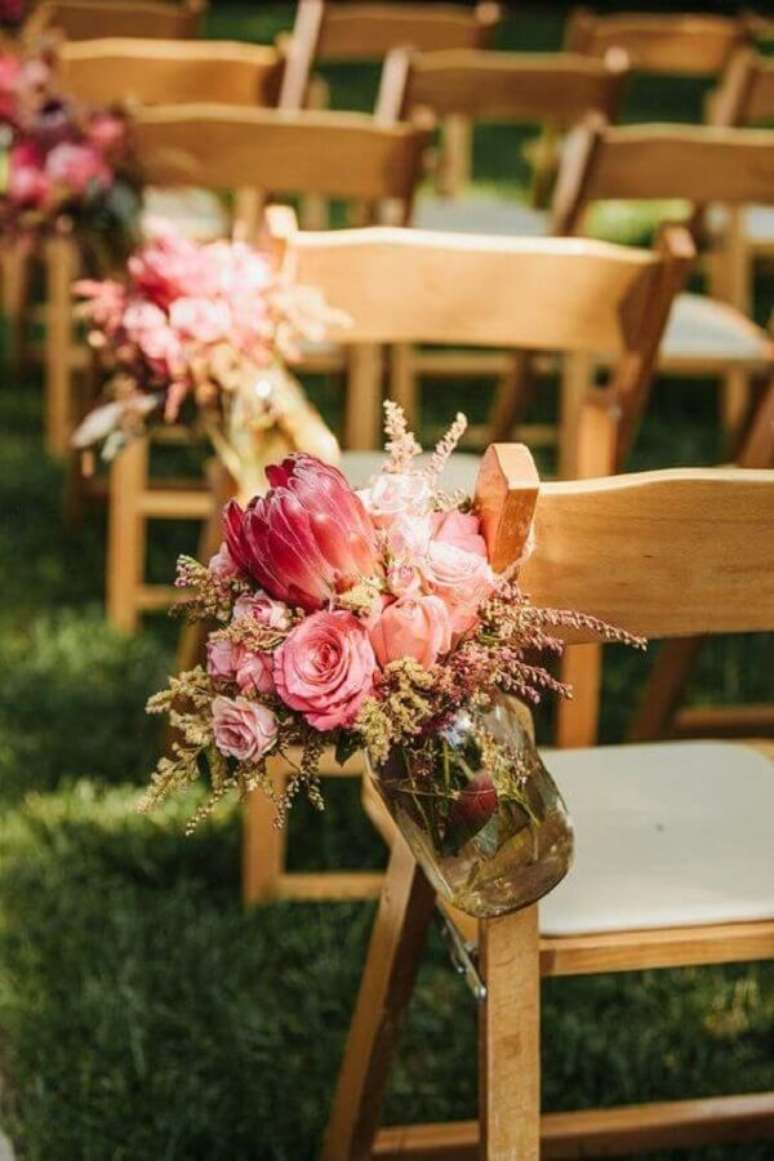 24. As proteas podem decorar as cadeiras da cerimônia. Fonte: Salve a Noiva