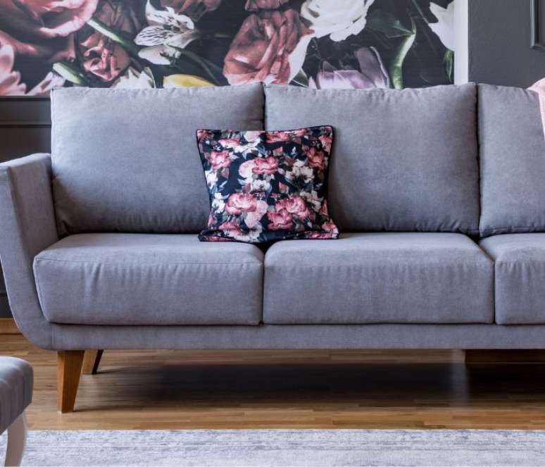 Almofadas com estampas florais tamb&eacute;m s&atilde;o uma boa ideia na esta&ccedil;&atilde;o &ndash; Shutterstock