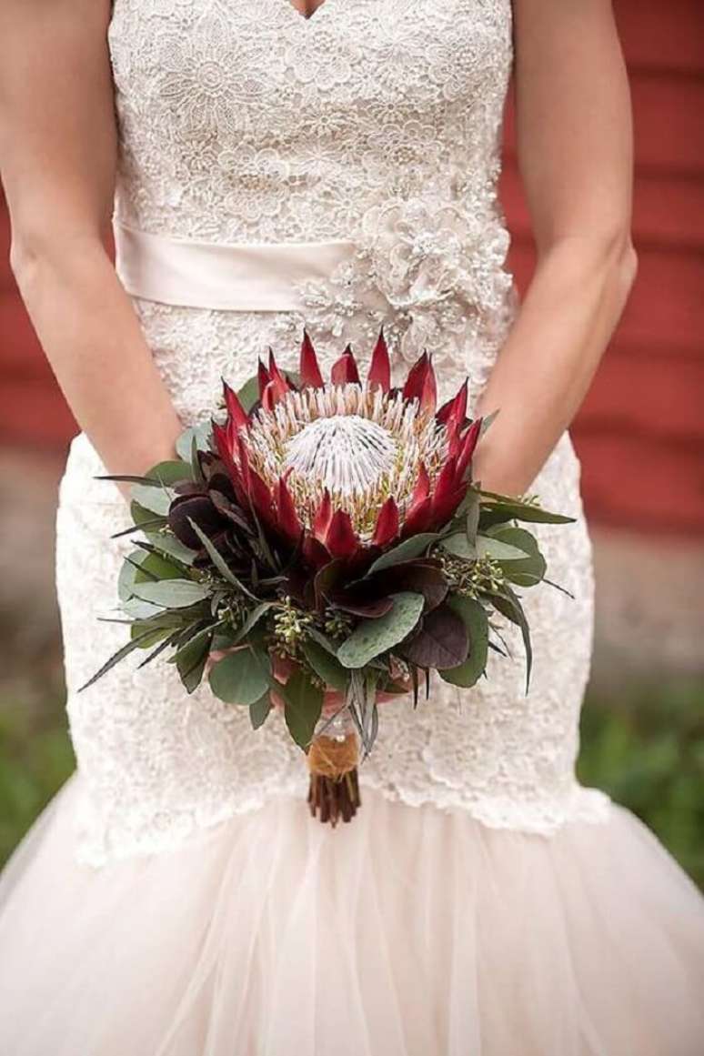 13. A protea flor vermelha forma um lindo arranjo para noivas. Fonte: Florology