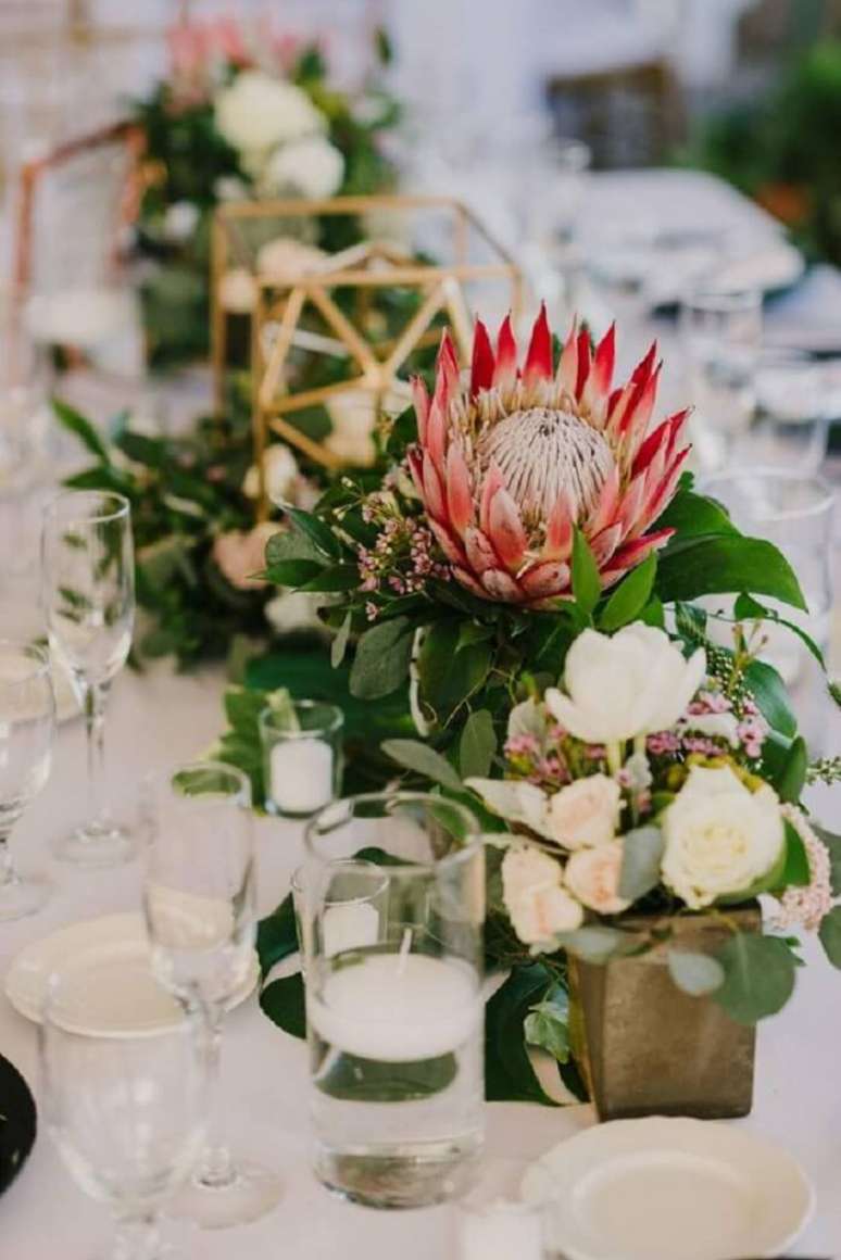 9. Os arranjos com proteas decoram as mesas dos convidados. Fonte: Ruffled