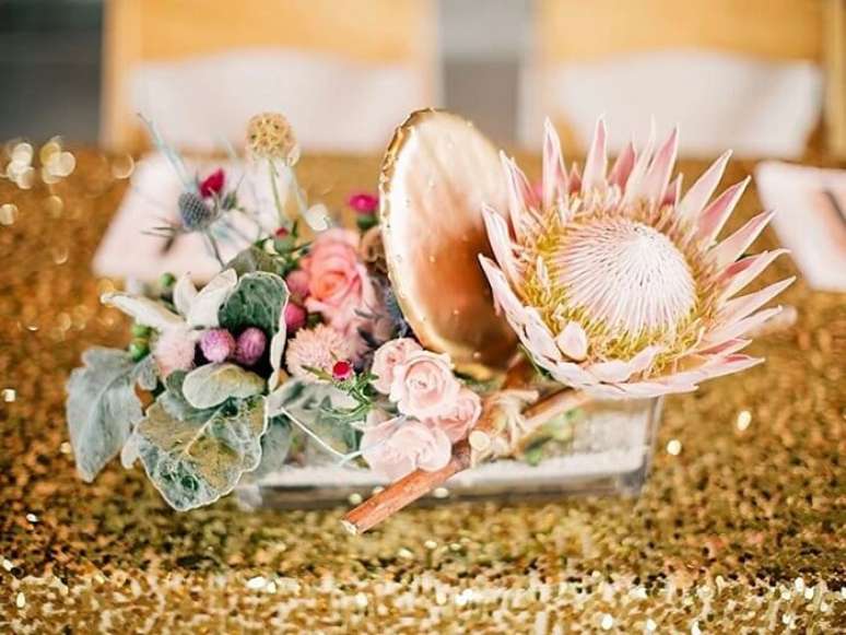 25. Enfeites para as mesas dos convidados com proteas. Fonte: Revista iCasei