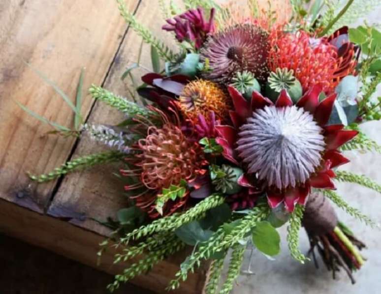 21. A protea no buquê pode ser usada sozinha ou ser combinada com flores e folhagens. Fonte: Projeto Meu Casamento