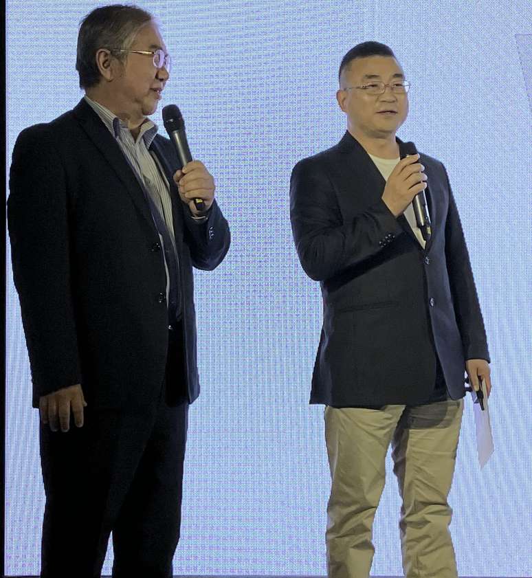 Direita para esquerda: Jim Zhang, country manager da OPPO no Brasil, e seu tradutor 