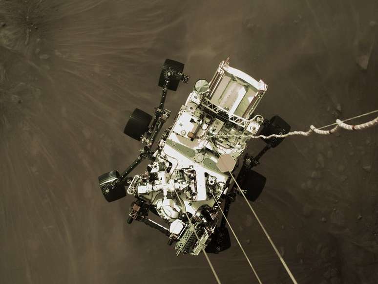 Rover Perseverance pousando em Marte, em fevereiro de 2021