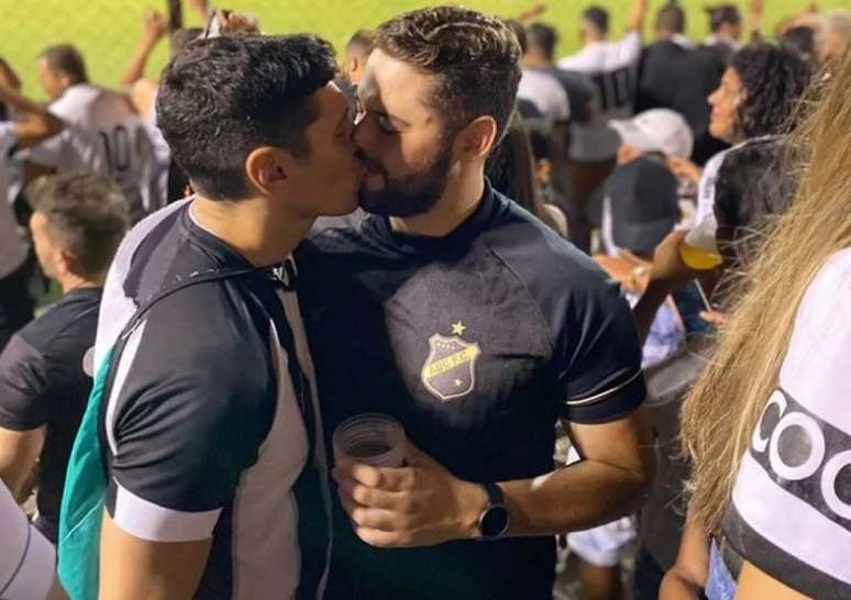 Casal comemorou o acesso do ABC para a Série B com um beijo, na arquibancada do estádio (Foto: Reprodução/Instagram)