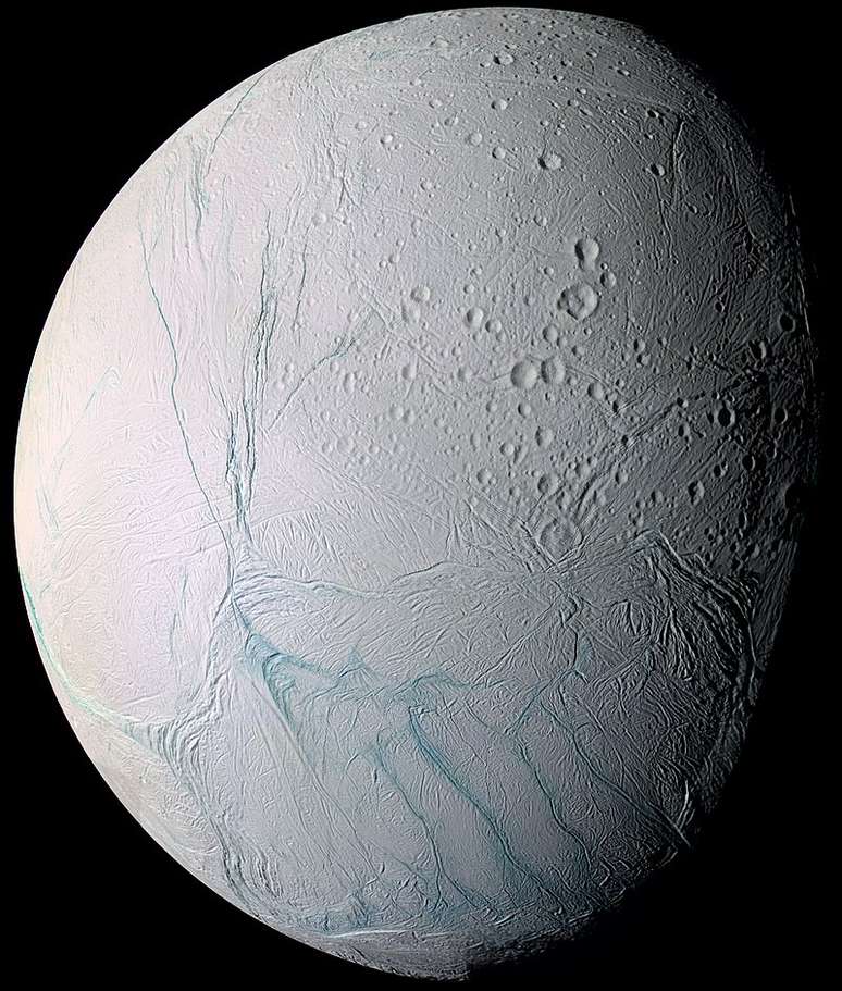 A sexta maior lua de Saturno, Enceladus, é um dos corpos mais reflexivos do Sistema Solar