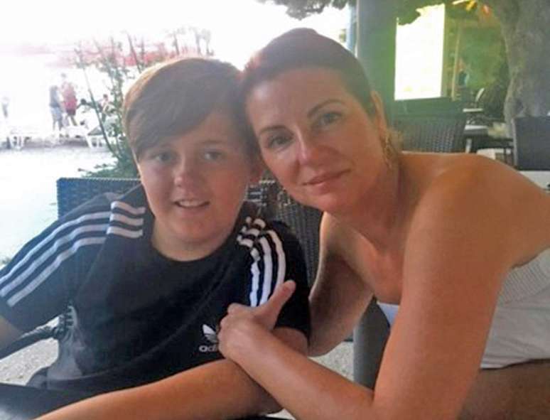 Olly e sua m&atilde;e, Amanda