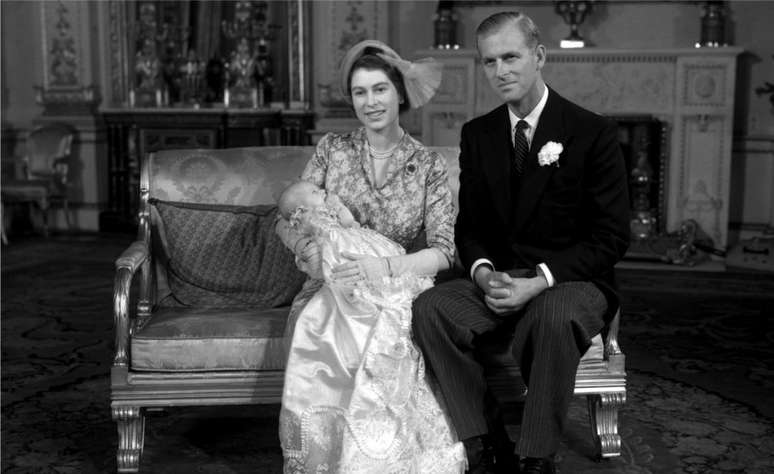 Rainha Elizabeth II e Príncipe Philip acompanhados de Charles
