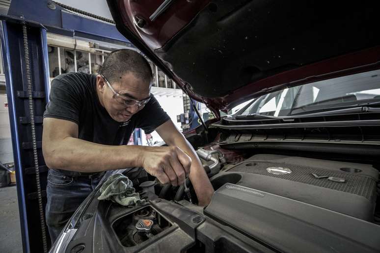 Brasileiro gasta mais com automóvel do que com alimentação, indica estudo.