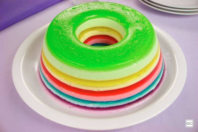 Gelatina colorida em camadas | Foto: Guia da Cozinha