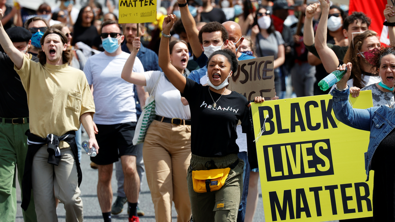 Manifestações do movimento Black Lives Matter (vidas negras importam) costumam reunir pessoas de diferentes raças.