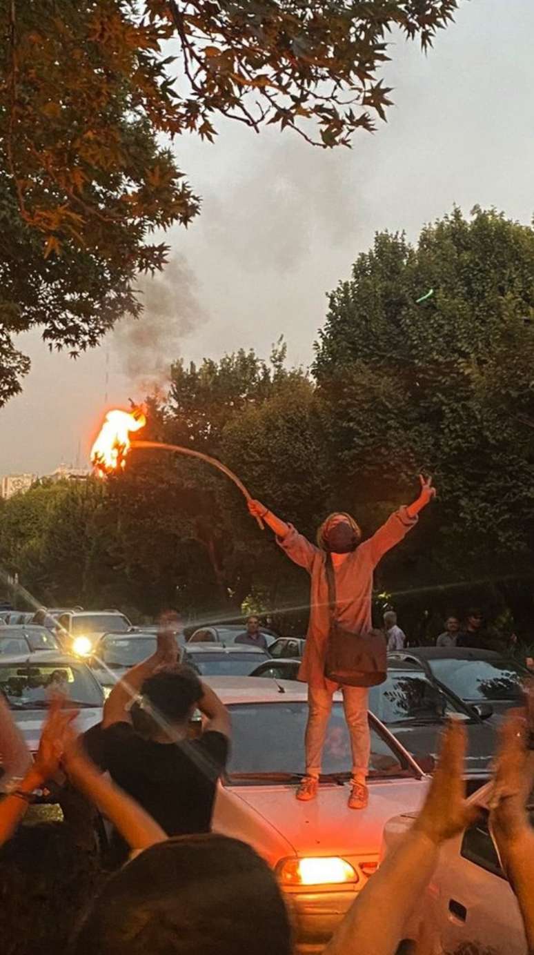 Manifestantes também estão incendiando seus lenços durante os protestos após a morte de Amini