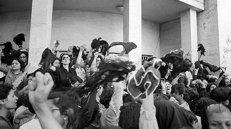 Women were waving headscarves in the air in resistance in the earlier anti-hijab protests of the 1980s