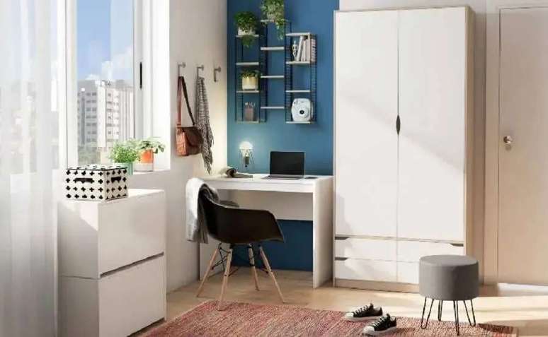 10. Cadeiras de escrit&oacute;rio modernas: as cadeiras Eames s&atilde;o perfeitas para um espa&ccedil;o de trabalho. Fonte: Tok&Stok