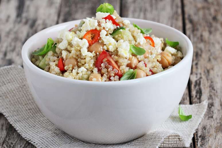 Salada de quinoa com grão-de-bico