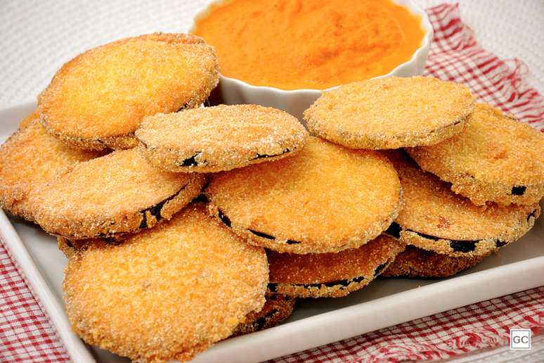 Chips de berinjela com molho de pimenta | Foto: Guia da Cozinha