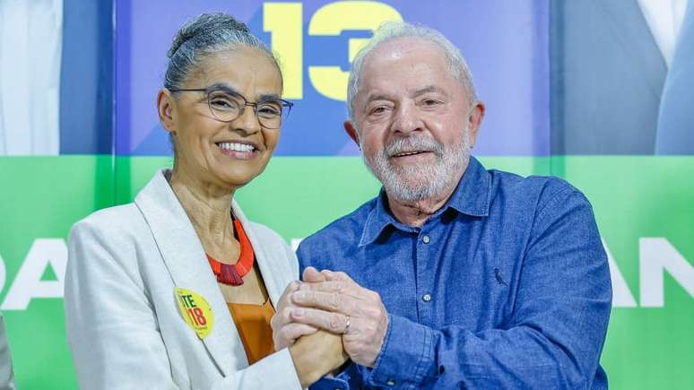 À esquerda, a candidata a deputada federal e ex-ministra do Meio Ambiente, Marina Silva, à direita e segurando a sua mão, o candidato à presidência Luiz Inácio Lula da Silva.