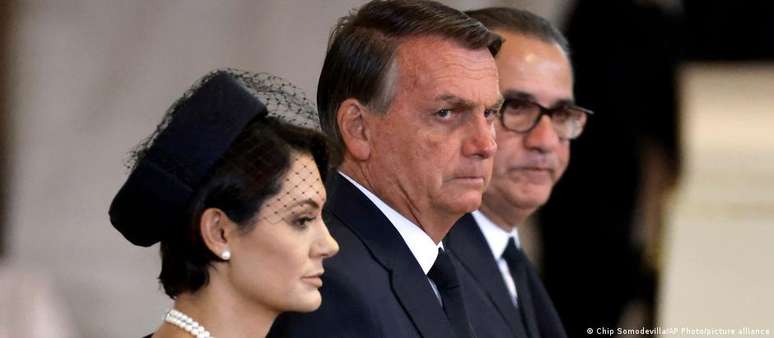 Bolsonaro visita caixão da rainha ao lado de Michelle e Silas Malafaia