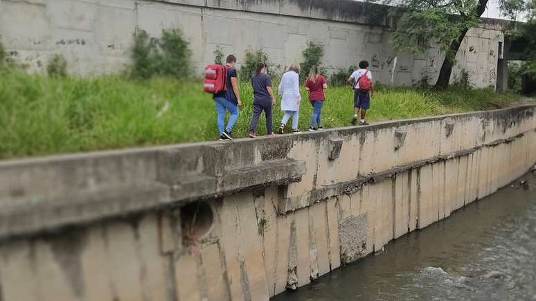 Agentes de sa&uacute;de a caminho de moradores de rua que vivem embaixo de ponte