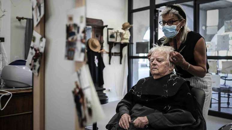 Paciente de Alzheimer corta o cabelo em setembro de 2020, logo ap&oacute;s a abertura da vila