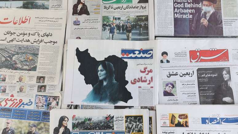Questionamentos sobre a morte de Mahsa Amini dominaram as primeiras páginas dos jornais iranianos no domingo