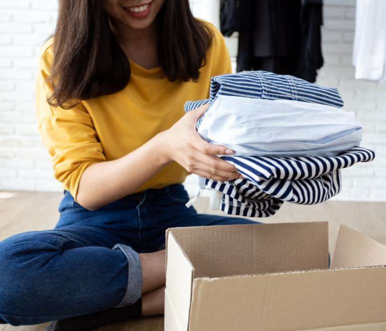 Separar roupas para a doação faz parte das atitudes que ajudam a moda sustentável — Shutterstock