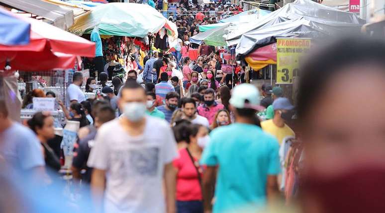 Comércio popular em Manaus; Amazonas é o Estado com a maior população parda do Brasil (66,9%) e a segunda menor população preta (3,2%).